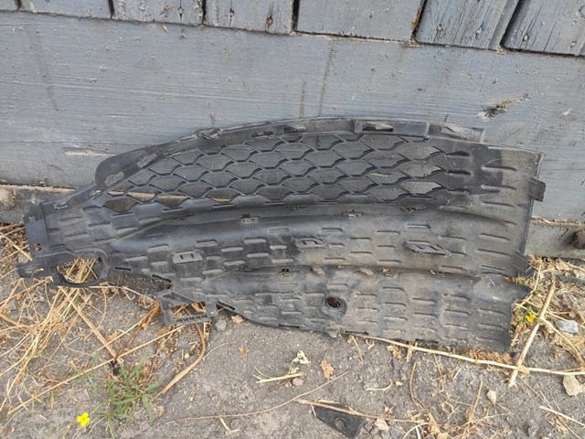 1678857503 Mercedes Grelha inferior do pára-choque dianteiro