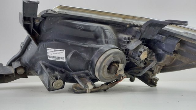 811100K440 Toyota Luz direita