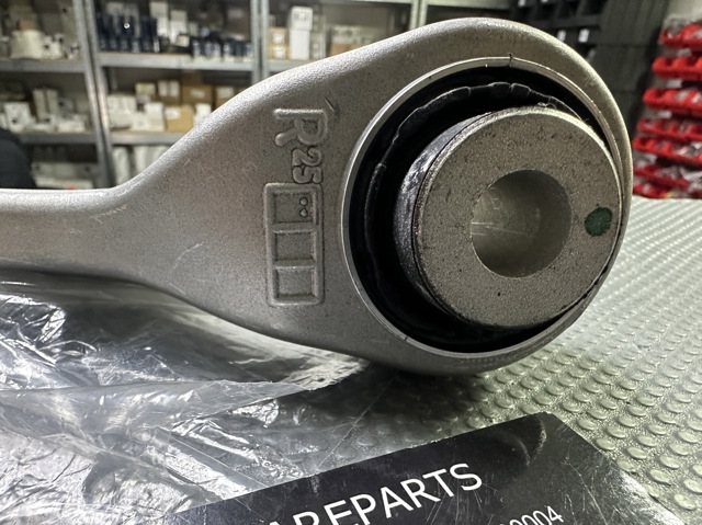 Braço oscilante transversal direito de suspensão traseira 33308834820 BMW