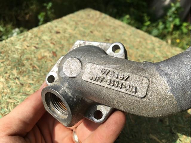 Flange do sistema de esfriamento (união em T) 89FF8594A2A Ford