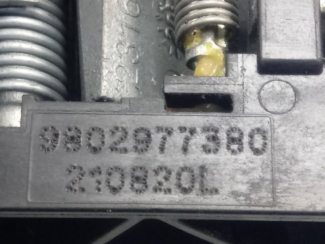 Suporte de maçaneta externa da porta traseira esquerda 9802977380 Opel