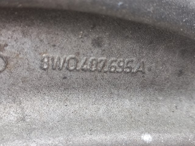 Braço oscilante inferior esquerdo de suspensão dianteira VAG 8W0407695A