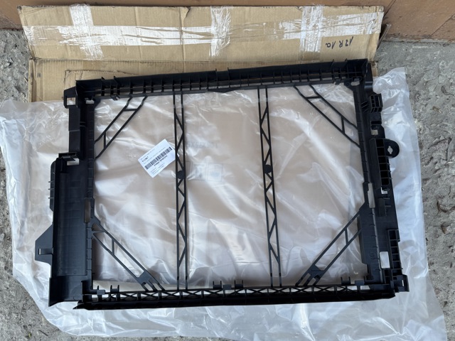 Compre 31657366 Volvo Carcaça de fixação do radiador
