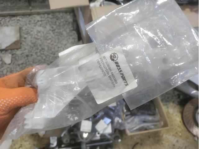6400G659 Mitsubishi Consola do pára-choque dianteiro esquerdo