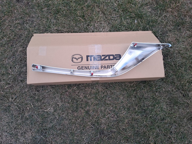 Compre KSD4507J0 Mazda Moldura de grelha do radiador direito