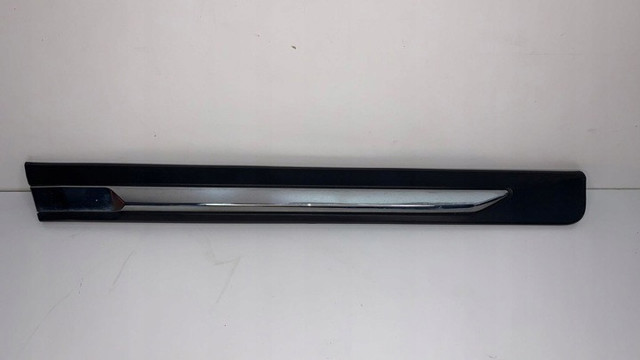 Compre 828766FR0A Nissan/Infiniti Moldura da porta traseira direita inferior