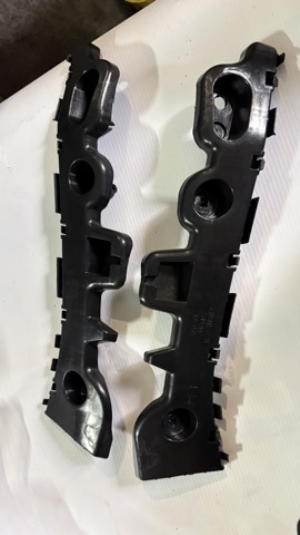 Guia direita do pára-choque traseiro KB8A502H1B Mazda