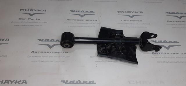 Braço oscilante transversal direito de suspensão traseira KB7W28500 Mazda