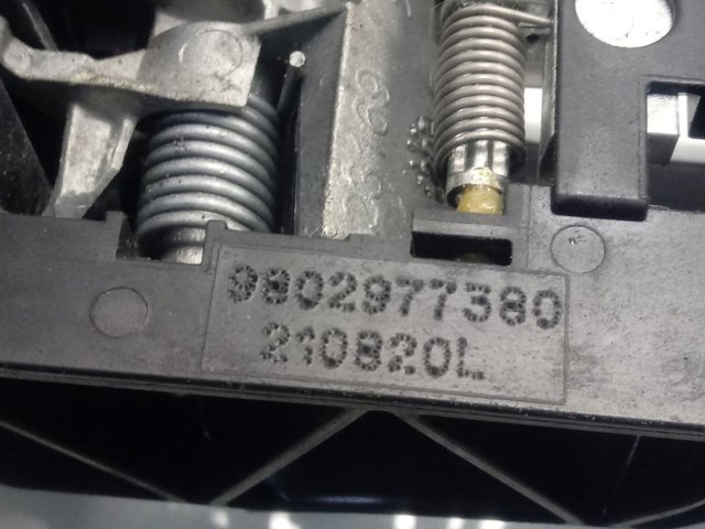 Suporte de maçaneta externa da porta traseira esquerda 9802977380 Opel