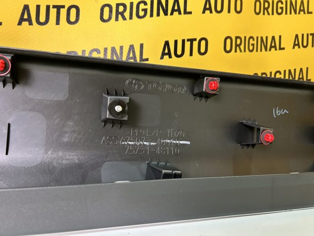 7507348010 Toyota Moldura da porta dianteira direita inferior