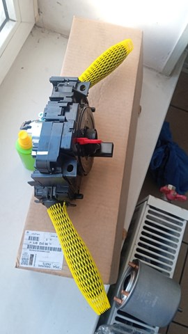 98312611ZD Peugeot/Citroen Comutador direito instalado na coluna da direção