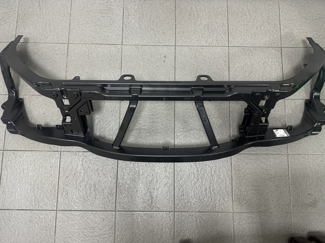Suporte do radiador montado (painel de montagem de fixação das luzes) LR161931 Land Rover