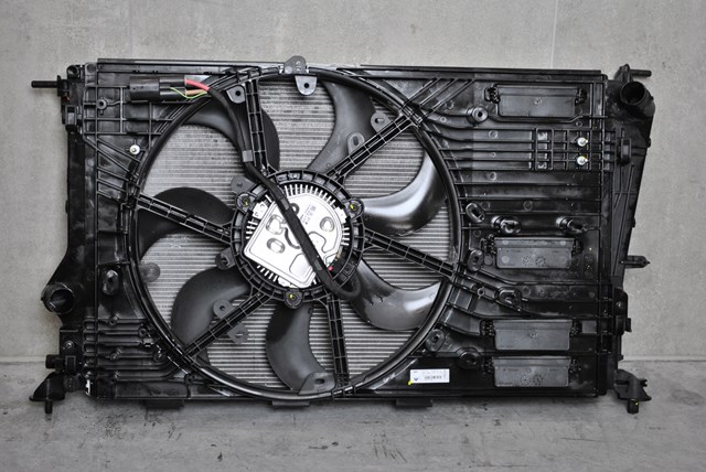 Radiador de esfriamento de motor Renault (RVI) 214102845R preço, a partir de 165,40 USD