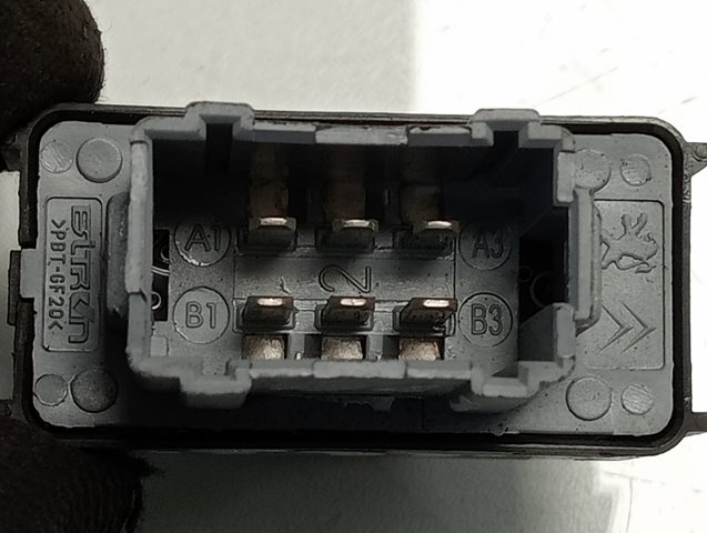 Botão dianteiro direito de ativação de motor de acionamento de vidro 9816791877 Opel