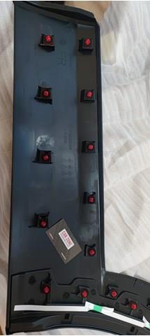 Moldura da porta traseira direita inferior DFR551RC0A Mazda