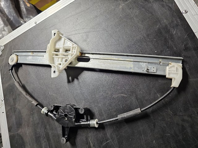 Mecanismo de acionamento de vidro da porta traseira esquerda KB7W73590 Mazda