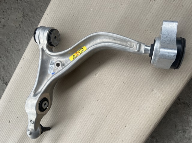Braço oscilante inferior direito de suspensão dianteira VAG 9J1407152G preço, a partir de 807,08 USD