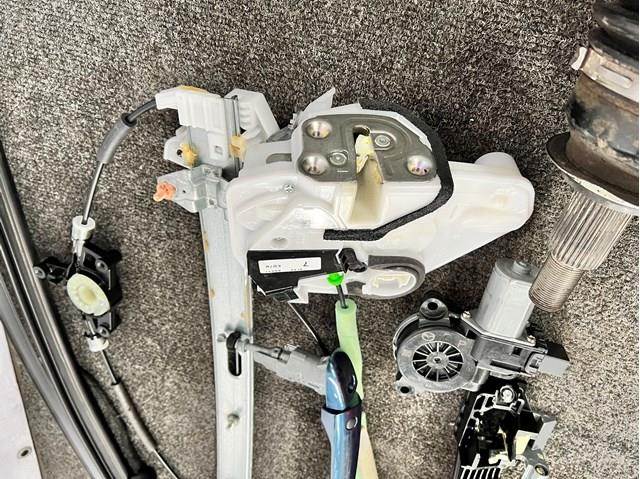 Compre KB7W58310 Mazda Fecho da porta dianteira direita