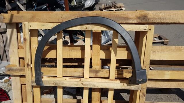 Expansor (placa sobreposta) de arco do pára-lama dianteiro esquerdo Mazda KD5351W31