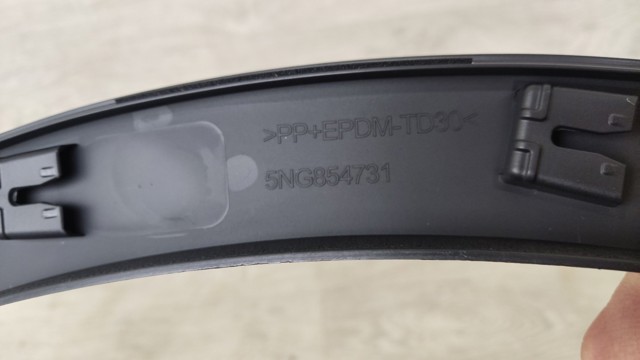 Expansor (placa sobreposta) de arco do pára-lama dianteiro esquerdo Signeda PVG01029MAL