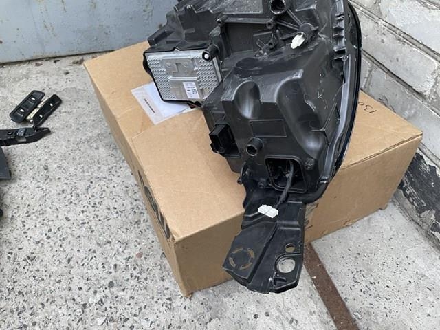 Consola (adaptador) de fixação da luz dianteira esquerda 1674017680 Peugeot/Citroen
