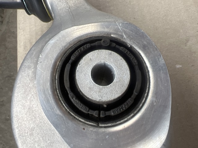 9J1407152G VAG Braço oscilante inferior direito de suspensão dianteira