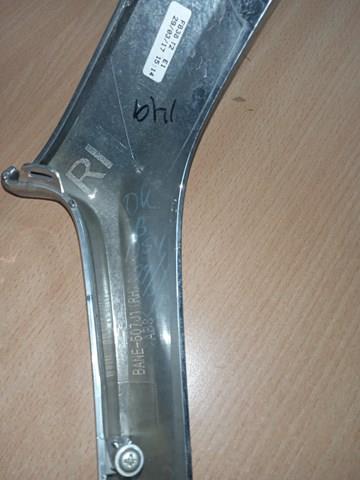 Moldura de grelha do radiador direito BANE507J1 Mazda