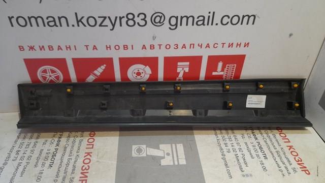 Compre TK4951RA0B Mazda Moldura da porta dianteira direita inferior