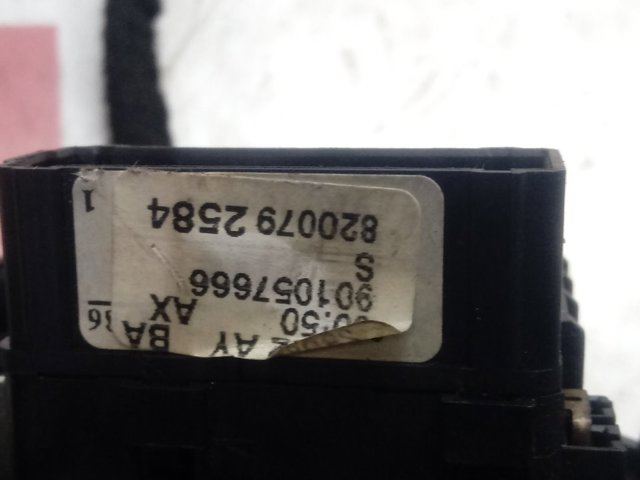 Comutador direito instalado na coluna da direção 8200792584 Renault (RVI)