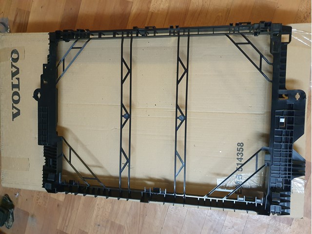Carcaça de fixação do radiador Volvo 31657366