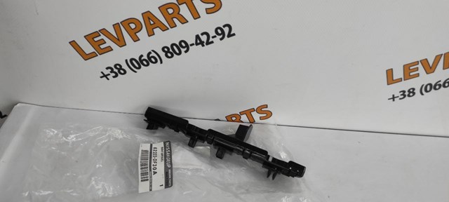 Consola externa esquerda do pára-choque dianteiro Nissan/Infiniti 62223DF30A