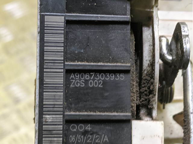 Fecho da porta traseira direita batente A9067303935 Mercedes