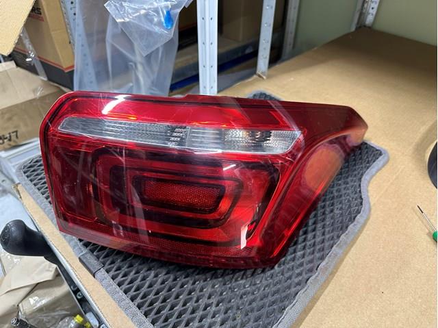 Compre 9818810280 Peugeot/Citroen Lanterna traseira direita