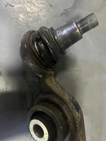 LR084095 Land Rover Braço oscilante inferior direito de suspensão dianteira