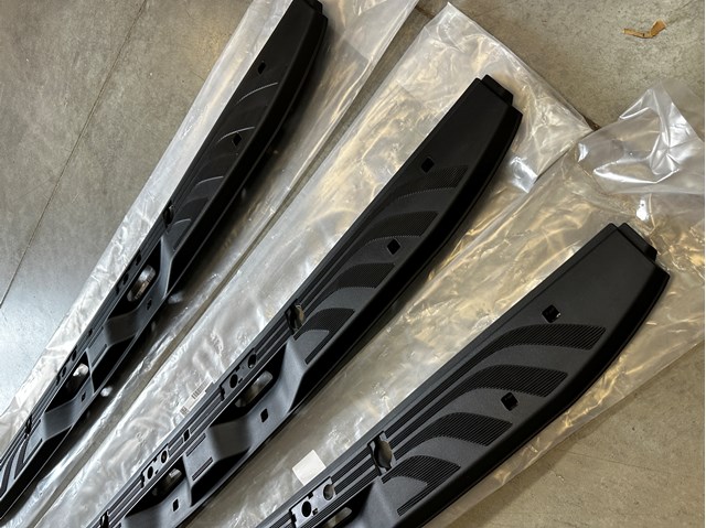 A91068626009051 Mercedes Cobrimento de painel traseiro de porta-malas