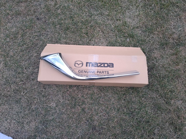 Compre KSD4507J0 Mazda Moldura de grelha do radiador direito