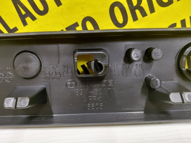 KB9M50171 Mazda Painel de fixação de matrícula dianteira