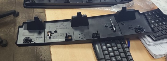 Painel de fixação de matrícula dianteira KB8M50180 Mazda
