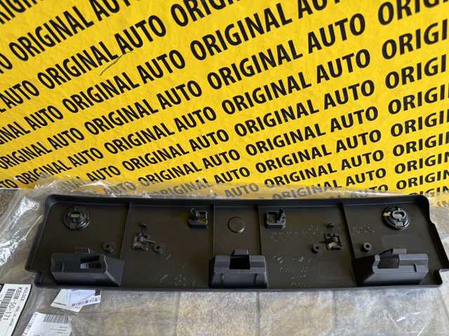 KB8M50171 Mazda Painel de fixação de matrícula dianteira