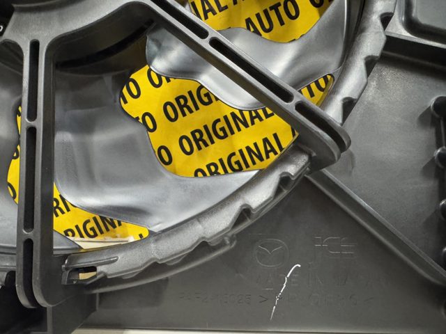 PAF215025 Mazda Difusor do radiador de esfriamento, montado com motor e roda de aletas