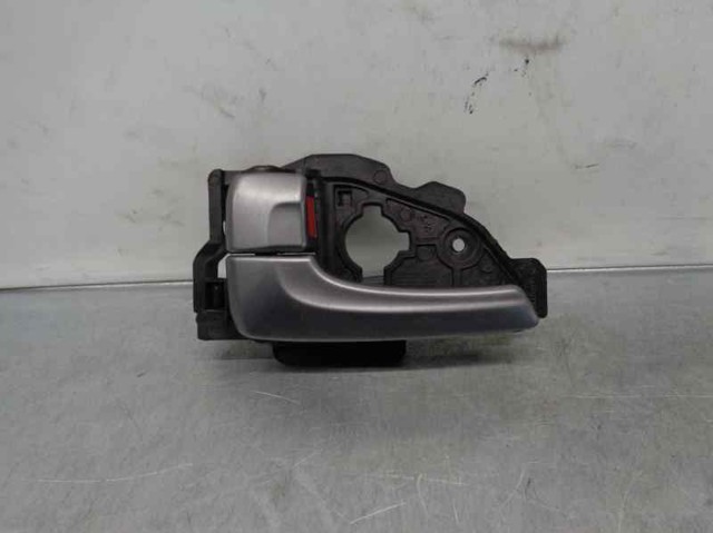 Maçaneta interna dianteira/traseira da porta esquerda Hyundai/Kia 826132S000
