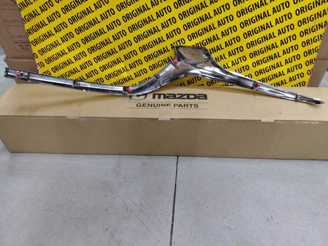 GSH7507J0D Mazda Moldura de grelha do radiador direito