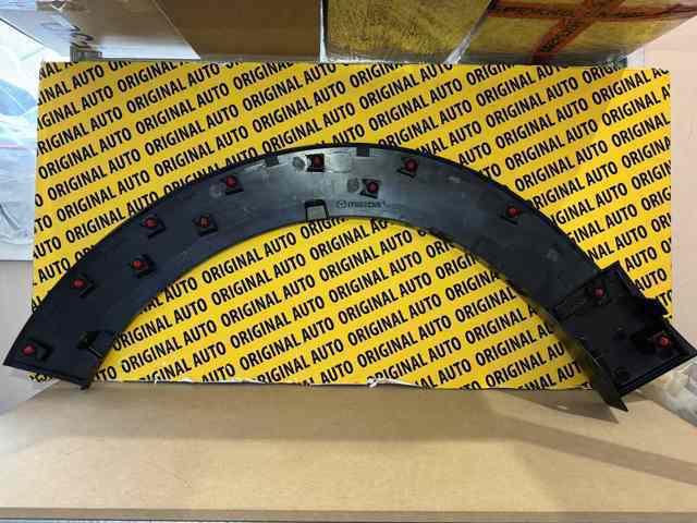 Expansor (placa sobreposta) de arco do pára-lama dianteiro direito DFR551W20C Mazda