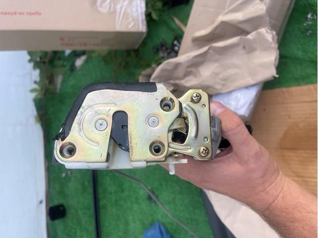 Fecho da porta traseira direita Mitsubishi MR349288