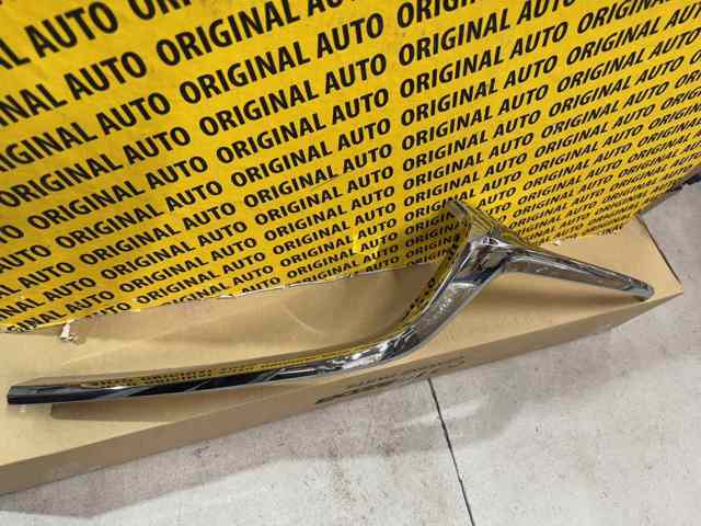 Moldura de grelha do radiador esquerdo GSH7507K0D Mazda