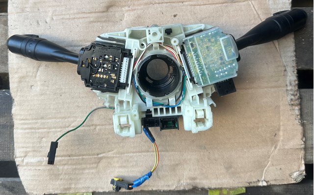 Comutador instalado na coluna da direção, montado Mitsubishi Colt VI Z3A