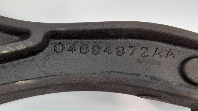 Braço oscilante inferior direito de suspensão dianteira Chrysler 04694972AA