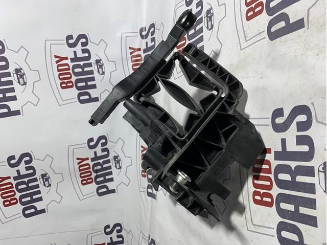 Consola (adaptador) de fixação da luz dianteira esquerda Signeda PAD43021AL