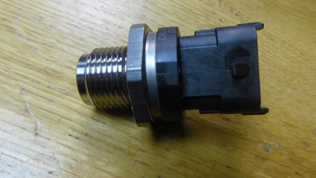 Regulador de pressão de combustível na régua de injectores 55564170 General Motors