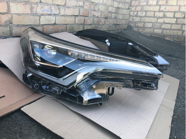 81130F4070 Toyota Luz direita